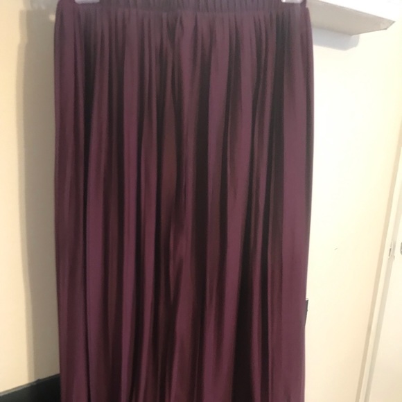 Marroon Pleated Skirt. XS - Picture 3 of 5